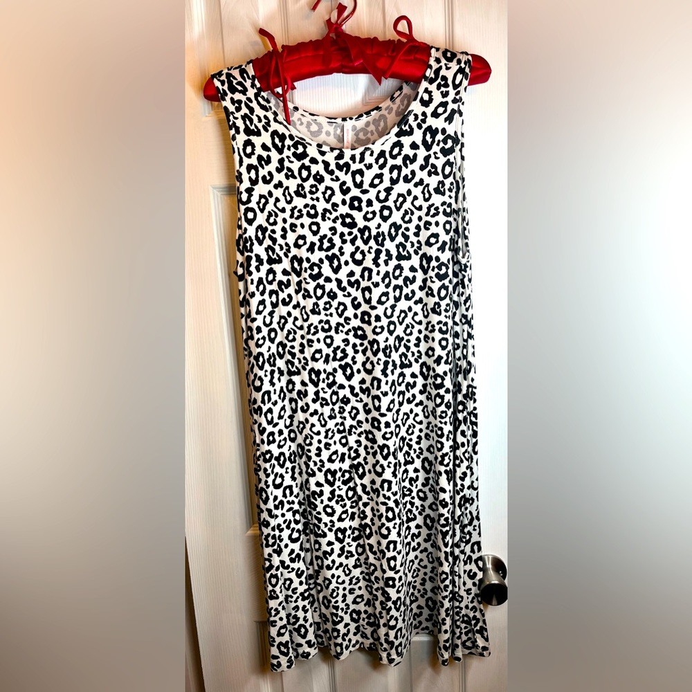 Dress size XXL (18/20) stretchy A-line with pockets black and white animal print